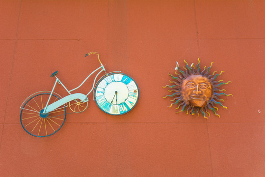 自行车和太阳雕塑