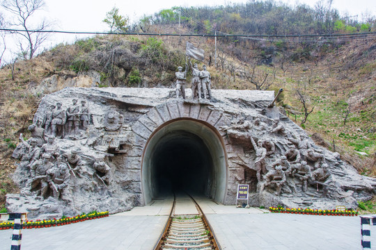 志愿军战士战斗群雕像与隧道