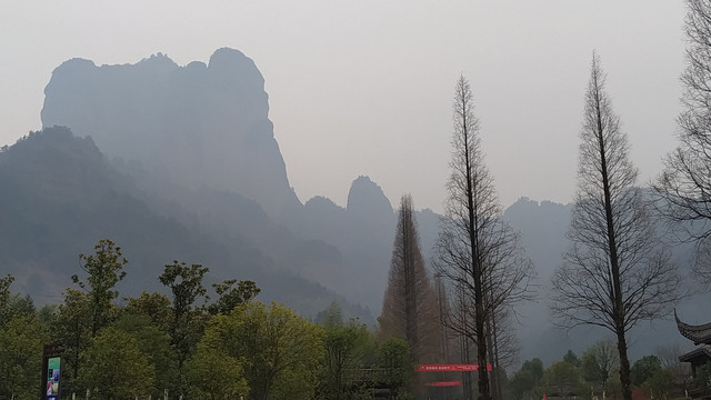 远处的山峰