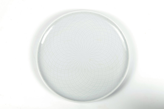 一个带花纹图案的白色盘子