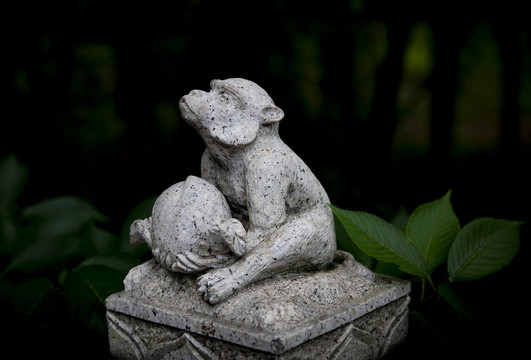 生肖猴雕像