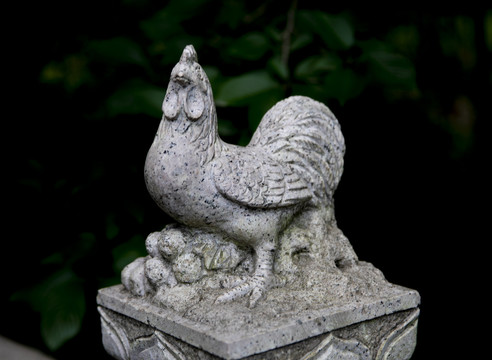 生肖鸡雕像