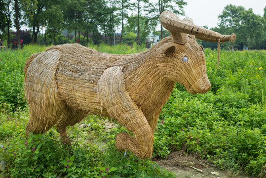 稻草牛雕塑造型