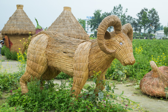稻草羊雕塑造型