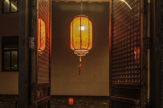 中式窗户中的红灯笼