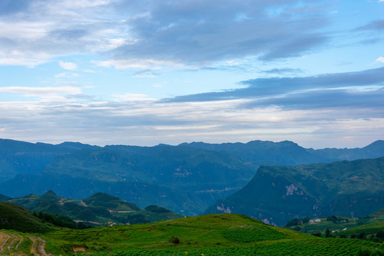 崇山峻岭