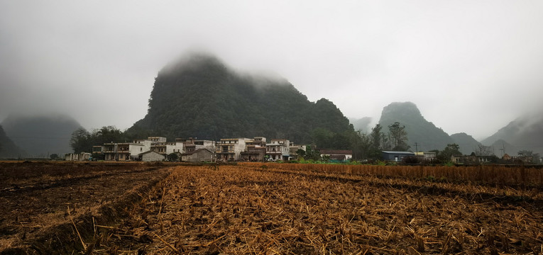 山村阴雨天