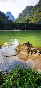 山涧湖水