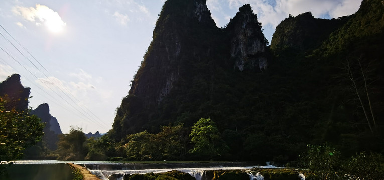 山峰河流