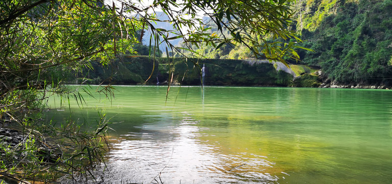 清澈湖水