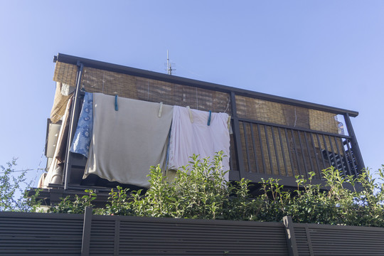 阳台晾晒被褥与遮光帘