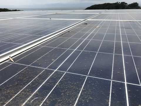 海滨的太阳能电池板组