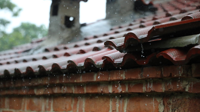 下雨的屋瓦