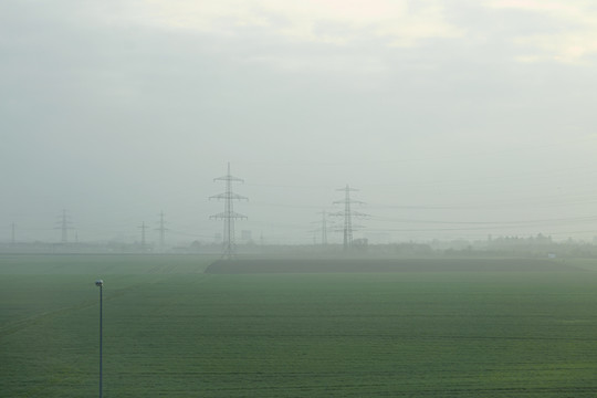 晨雾中的德国法兰克福郊外