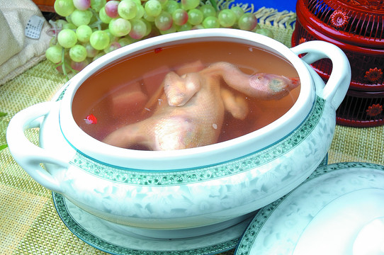 川贝鳄鱼肉炖鹧鸪