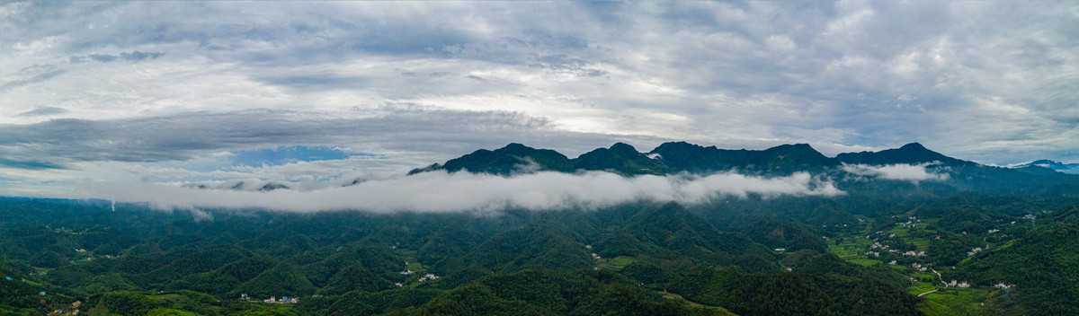 云雾环绕大山
