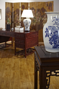 新中式书房中的花架与青花掸瓶