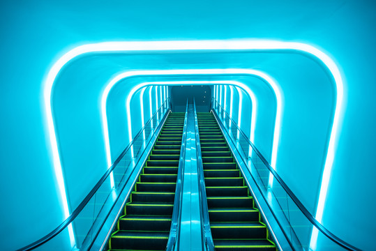 蓝色灯光下的商场扶梯
