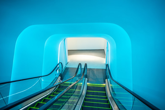 蓝色灯光和商场扶梯
