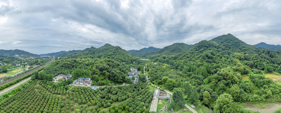 宽幅大别山风光