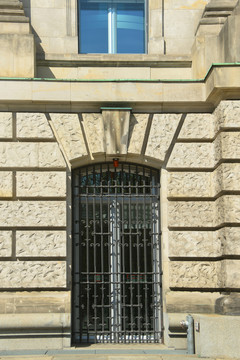 德国柏林国会大厦外墙铁门