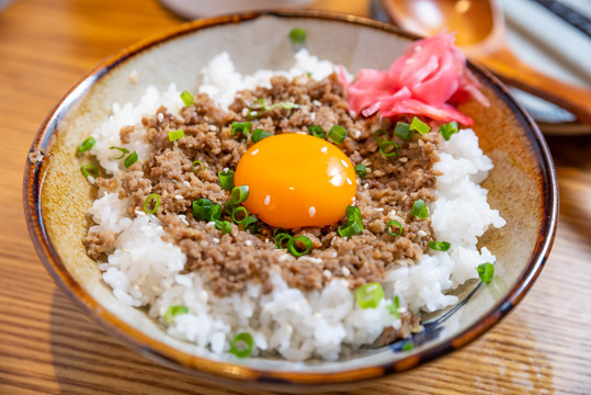 鸡蛋牛肉盖饭