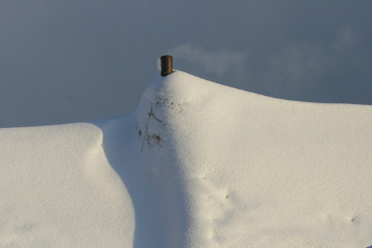 积雪覆盖的屋顶