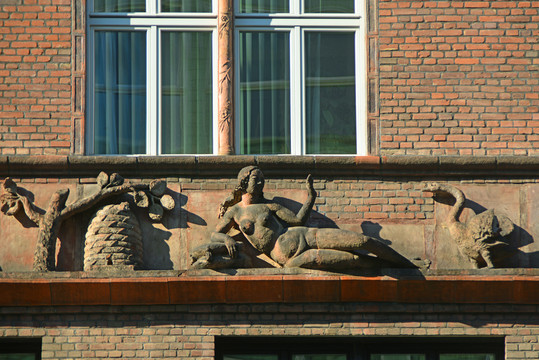 德国柏林建筑人体和鹅雕塑