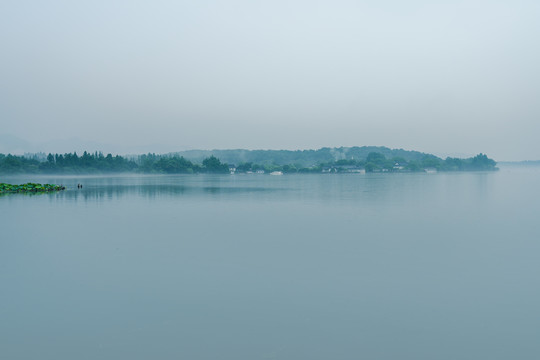 杭州西湖夏天雨中西湖