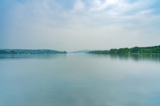 杭州西湖夏天雨中风景