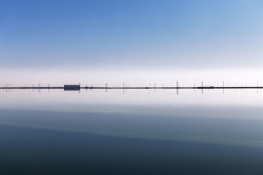 盐湖天际线公路倒影