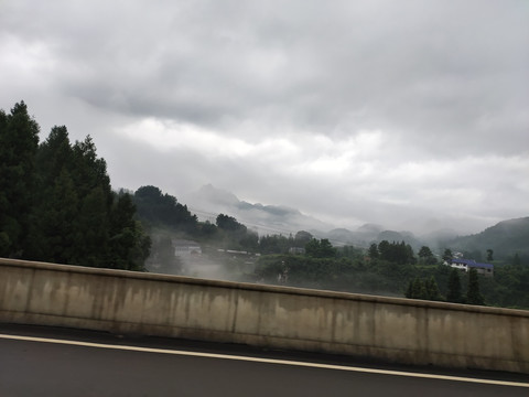 云雾与远山