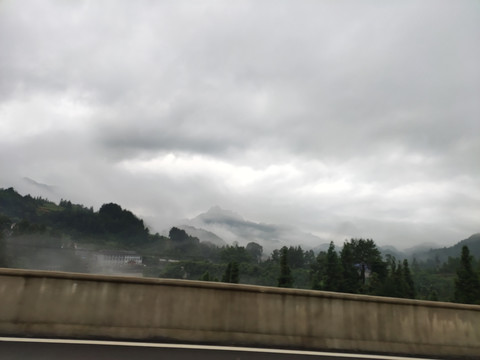 云雾缭绕的乡村小镇