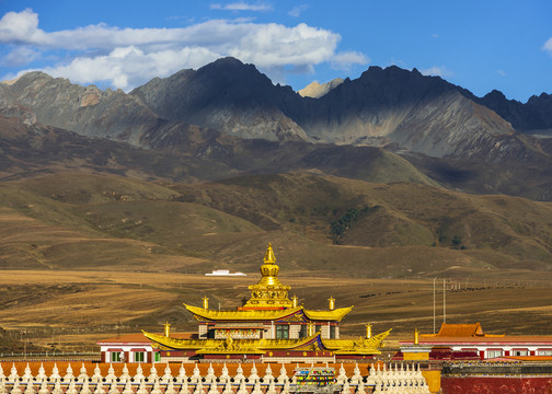藏族寺庙与雪山