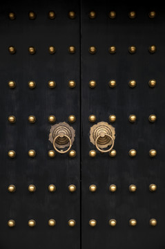 中式建筑黑色木门和金色门钉装饰