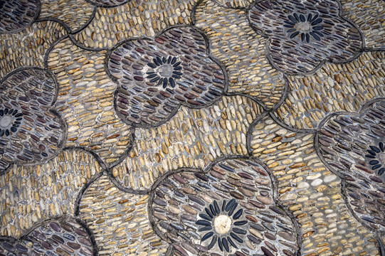 鹅卵石铺设的花纹地面