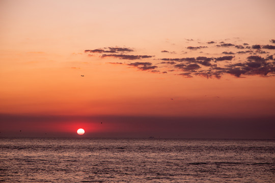 海上夕阳下的落日