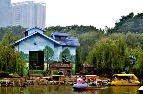 郑州市动物园里的彩绘房子