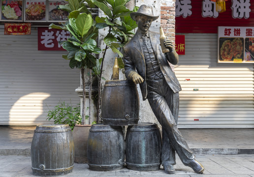 北海老街喝啤酒的外国人雕塑