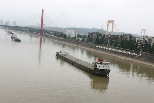 货船行驶在长江宜昌段江面上