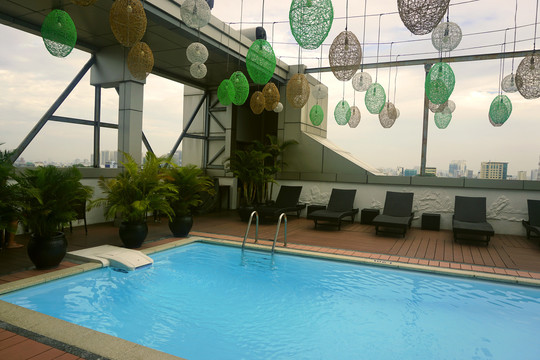 越南酒店宾馆楼顶的露天游泳池