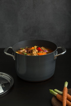 黑色背景下锅里的肉汤