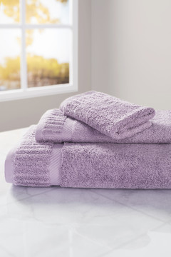叠起来的紫色毛巾