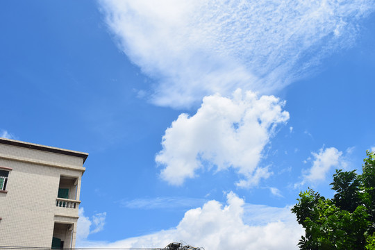 蓝色的天和扇形的白云