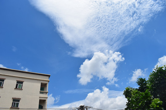 楼房和云朵图片