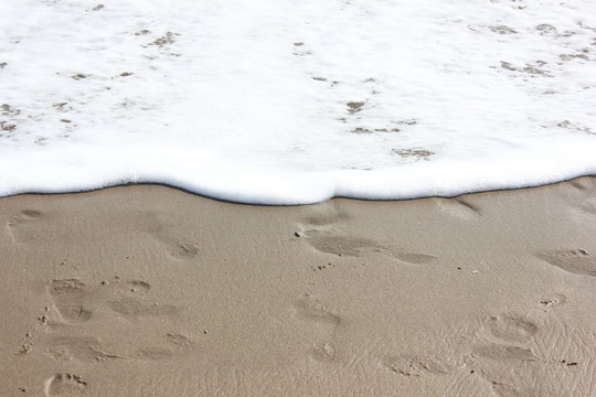 海浪涌上沙滩