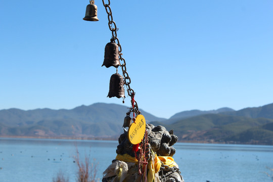泸沽湖寺庙的铃铛
