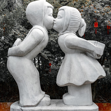 儿童接吻雕塑