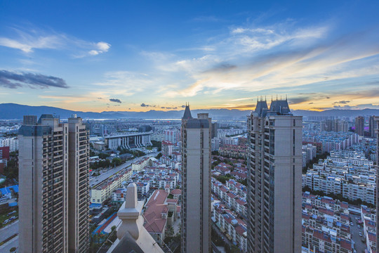 云南昆明蓝天晚霞城市风光