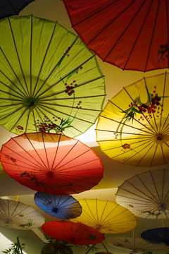 越南传统餐厅装饰的纸伞